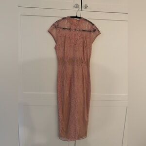 Chic Lace Midi Dress in Soft Pink